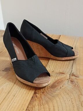 Toms Black Classic Open Toe Wedge Sandal Size 8 NEW